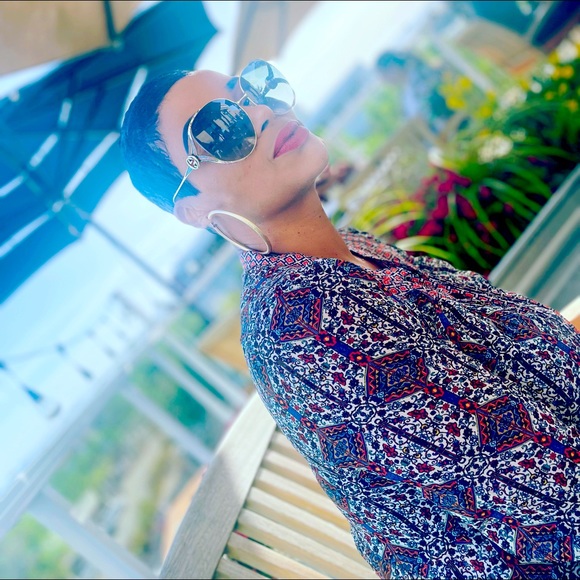 MEET YOUR POSHER - Picture 1 of 5